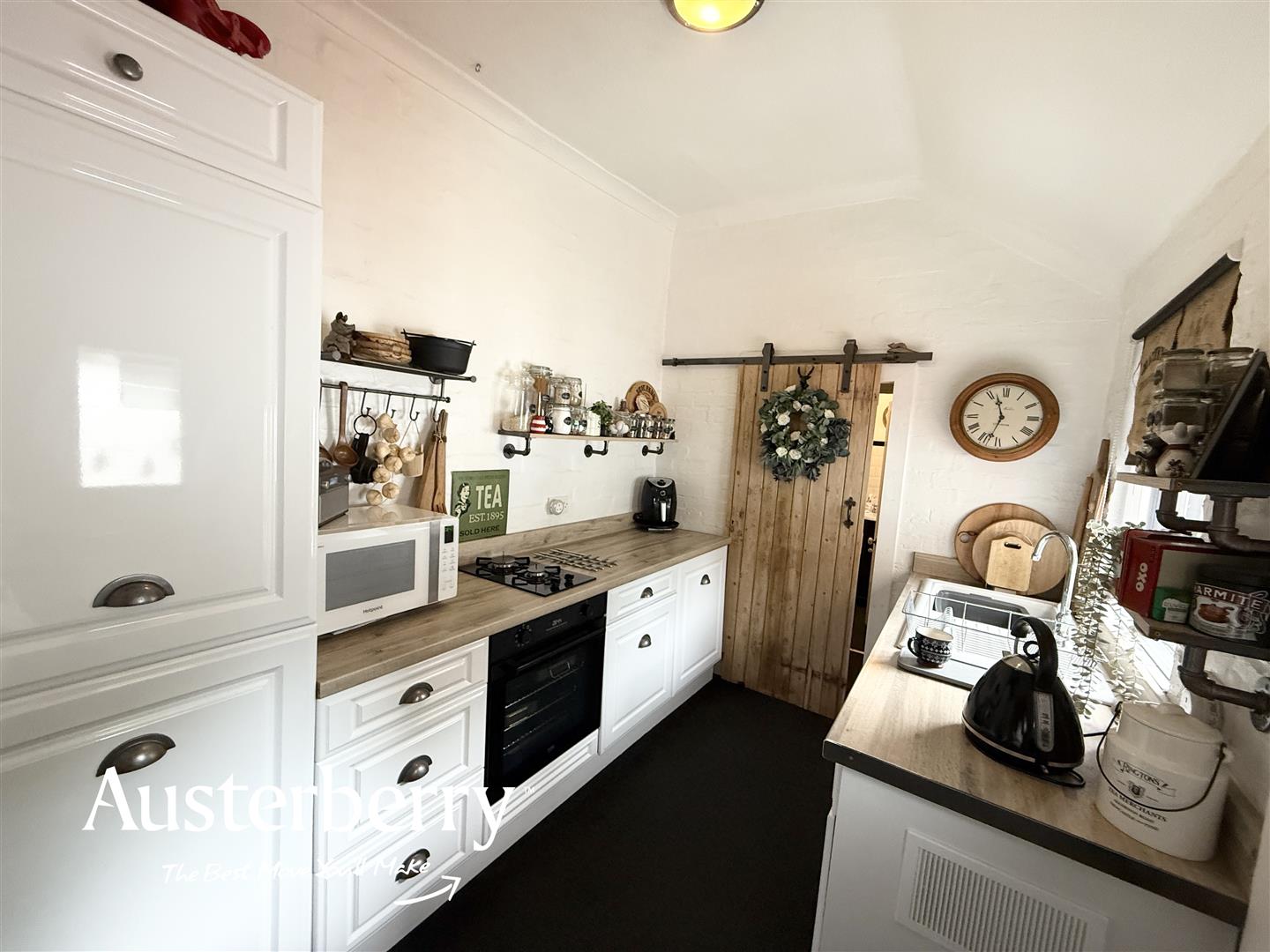 3 bed property in Hartshill Road, Stoke-On-Trent